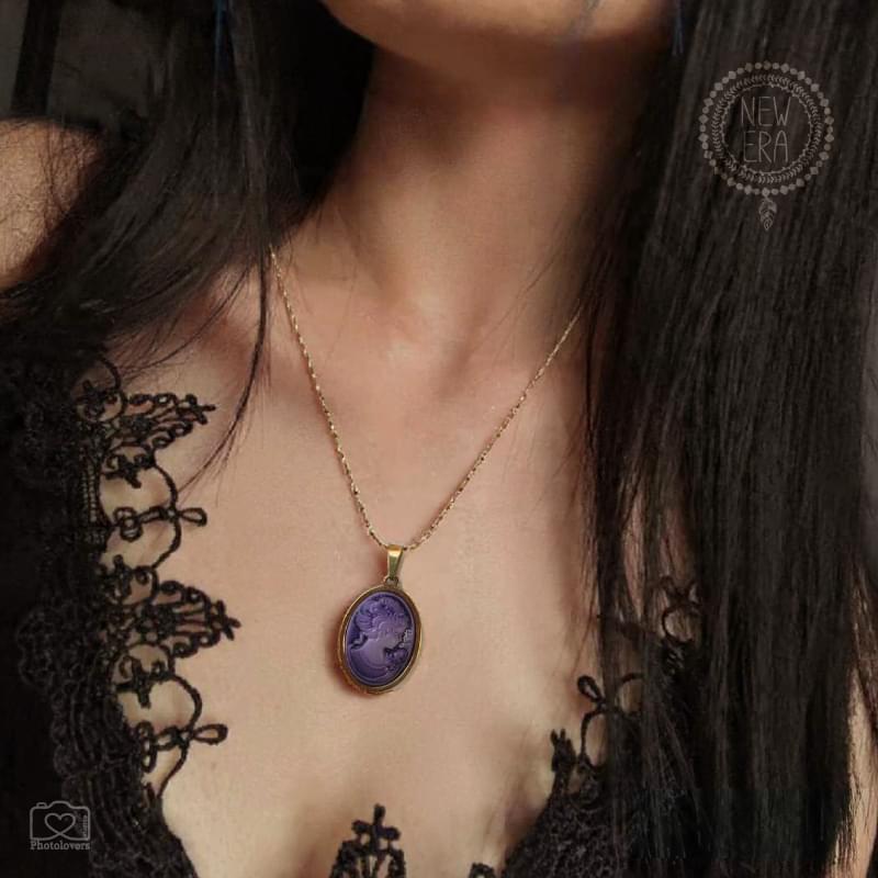 Αν σου αρέσει το vintage στυλ, το κολιέ Cameo Queen Violet θα είναι μία εξαίσια προσθήκη στην εμφάνισή σου. Συνδυάζεται εύκολα, ένα μοναδικό κομμάτι, μία τέλεια επιλογή για τις χειμωνιάτικες μέρες.BF05.00020