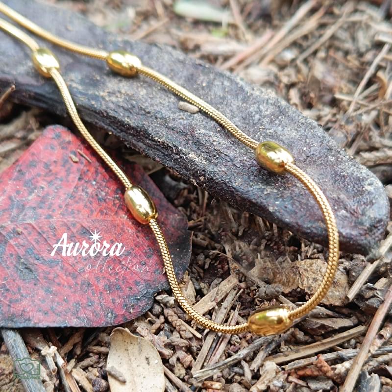 Η Velora Chain είναι ένα κόσμημα που συνδυάζει μινιμαλισμό και πολυτέλεια. Η στρογγυλή ατσάλινη αλυσίδα τύπου φίδι αγκαλιάζει απαλά τον λαιμό, δημιουργώντας μια κομψή και ρευστή γραμμή, ενώ η οβάλ χρυσή μπίλια προσθέτει μια διακριτική αλλά εντυπωσιακή λάμψη. Κατασκευασμένη από υψηλής ποιότητας ανοξείδωτο ατσάλι με χρυσή επίστρωση, είναι ανθεκτική στο χρόνο και ιδανική για καθημερινή αλλά και βραδινή εμφάνιση. Φοριέται μόνη της για minimal elegance ή σε layering για πιο μοντέρνο αποτέλεσμα.