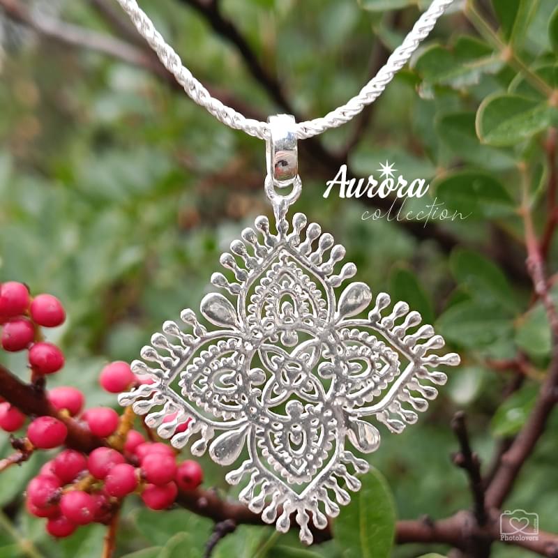Ένα εκλεπτυσμένο κόσμημα από ασήμι 925, το Filigree Necklace είναι σχεδιασμένο για να αναδεικνύει τη διαχρονική πολυτέλεια. Το δαντελωτό μενταγιόν σε σχήμα ρόμβου, διαμέτρου 30 mm, ξεχωρίζει για τη φίνα filigree επεξεργασία του, που χαρίζει αέρινη κομψότητα και καλλιτεχνικό χαρακτήρα. Η ασημένια 925 στριφτή αλυσίδα συμπληρώνει αρμονικά το σύνολο, προσφέροντας διακριτική λάμψη και αίσθηση υψηλής ποιότητας. Ένα κόσμημα που αποπνέει φινέτσα και ισορροπία, ιδανικό για ιδιαίτερες εμφανίσεις αλλά και για όσους εκτιμούν την εκλεπτυσμένη αισθητική στην καθημερινότητά τους. BF05.00019