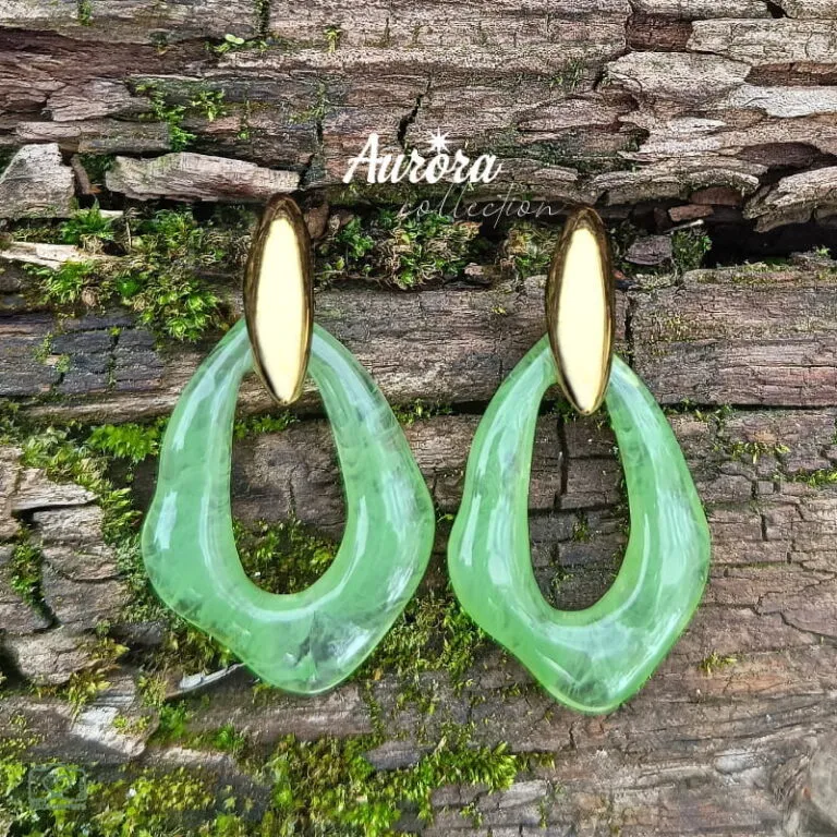 Αναδείξτε τη φινέτσα σας με τα Emerald Drop Earrings σε πράσινο χρώμα με χρυσό φινίρισμα. Κατασκευασμένα από υψηλής ποιότητας ανοξείδωτο ατσάλι, συνδυάζουν την ανθεκτικότητα με την κομψότητα ενός διαχρονικού κοσμήματος. Tο κρεμαστό δάκρυ από κόκκαλο σε έντονο πράσινο χρώμα προσθέτει κίνηση και εκλεπτυσμένη λάμψη σε κάθε σας εμφάνιση. Η αντίθεση του ζεστού χρυσού με το ζωηρό πράσινο δημιουργεί ένα statement κομμάτι που μαγνητίζει τα βλέμματα. BF02.00028