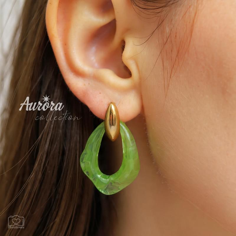 Αναδείξτε τη φινέτσα σας με τα Emerald Drop Earrings σε πράσινο χρώμα με χρυσό φινίρισμα. Κατασκευασμένα από υψηλής ποιότητας ανοξείδωτο ατσάλι, συνδυάζουν την ανθεκτικότητα με την κομψότητα ενός διαχρονικού κοσμήματος. Tο κρεμαστό δάκρυ από κόκκαλο σε έντονο πράσινο χρώμα προσθέτει κίνηση και εκλεπτυσμένη λάμψη σε κάθε σας εμφάνιση. Η αντίθεση του ζεστού χρυσού με το ζωηρό πράσινο δημιουργεί ένα statement κομμάτι που μαγνητίζει τα βλέμματα. BF02.00028