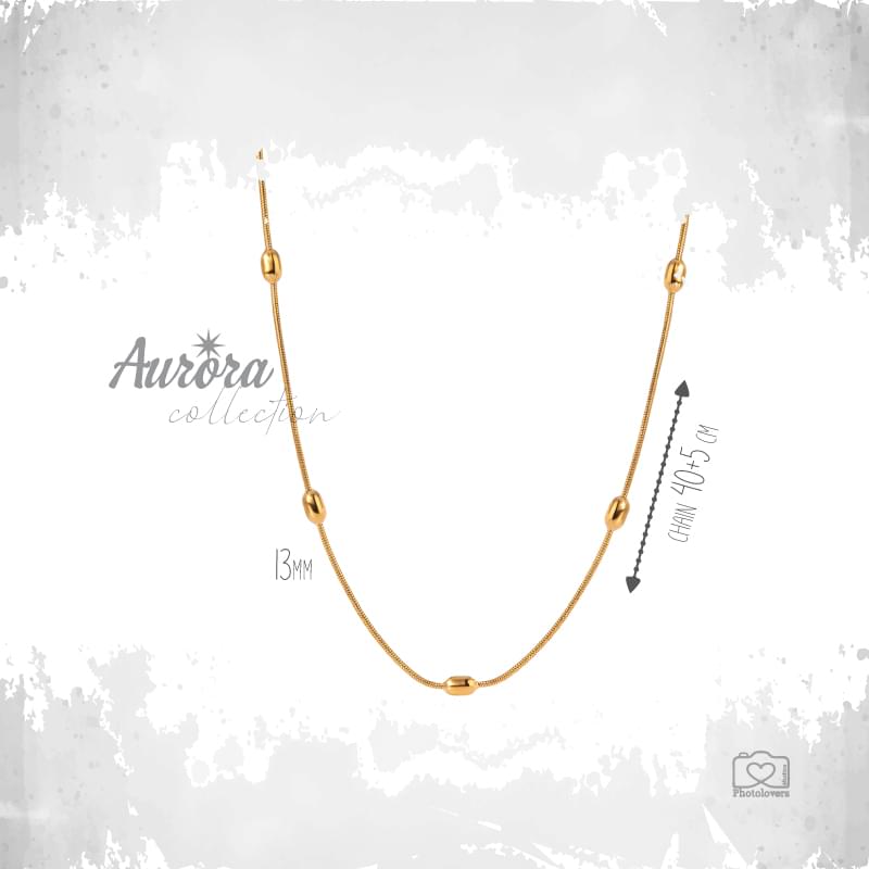Η Velora Chain είναι ένα κόσμημα που συνδυάζει μινιμαλισμό και πολυτέλεια. Η στρογγυλή ατσάλινη αλυσίδα τύπου φίδι αγκαλιάζει απαλά τον λαιμό, δημιουργώντας μια κομψή και ρευστή γραμμή, ενώ η οβάλ χρυσή μπίλια προσθέτει μια διακριτική αλλά εντυπωσιακή λάμψη. Κατασκευασμένη από υψηλής ποιότητας ανοξείδωτο ατσάλι με χρυσή επίστρωση, είναι ανθεκτική στο χρόνο και ιδανική για καθημερινή αλλά και βραδινή εμφάνιση. Φοριέται μόνη της για minimal elegance ή σε layering για πιο μοντέρνο αποτέλεσμα.